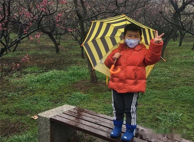 袁振博:下雨天记得穿雨鞋,这样脚就不会淋湿啦!