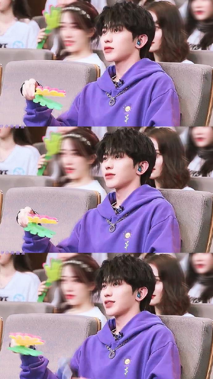 蔡徐坤《青春有你2》解锁新造型 紫葡萄卷毛坤坤帅出新高度!_爱豆