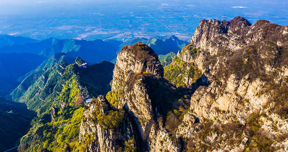 山西省永济市五老峰景区春意怏然,绿满山峦,处处呈现出秀美的自然风光