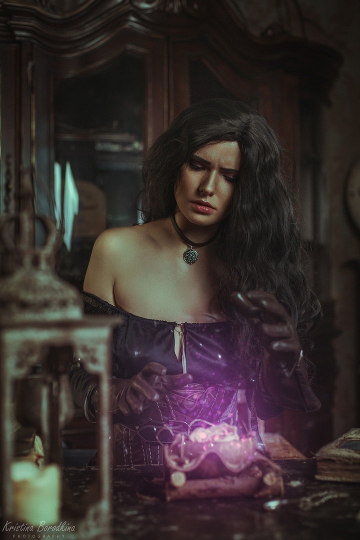 俄妹cos巫师叶奈法长腿御姐大露香肩