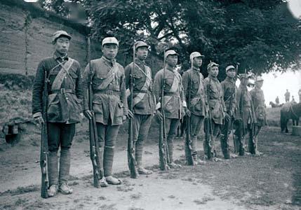 式骑枪身背有坂步枪的女民兵使用三八式骑枪的东北人民自治军护送苏