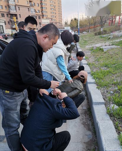 看丹东警方当街抓人!