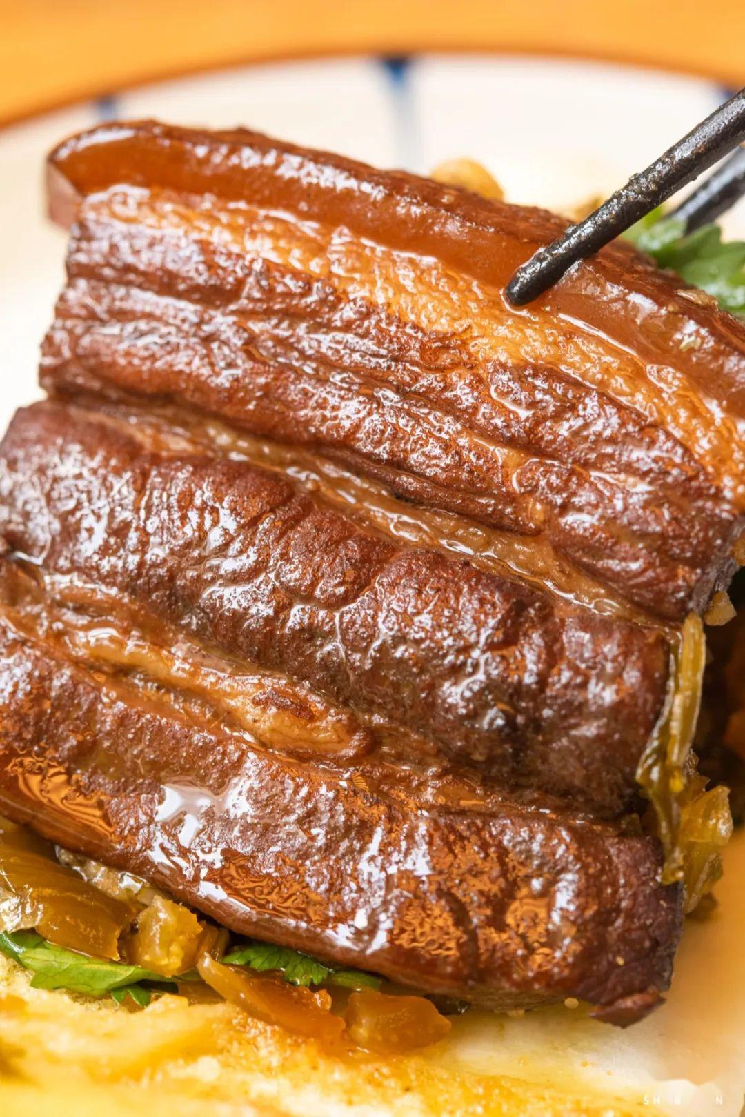 这一大块卤肉,我来了,咸甜参半,卤味超浓,卤汁在嘴里漫开,越咀嚼越香