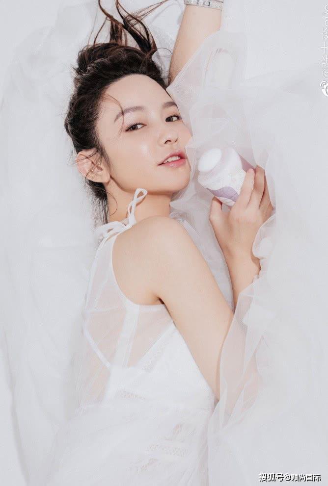 网红张大奕无视发文风波私服穿搭依旧名媛气质不输给女明星