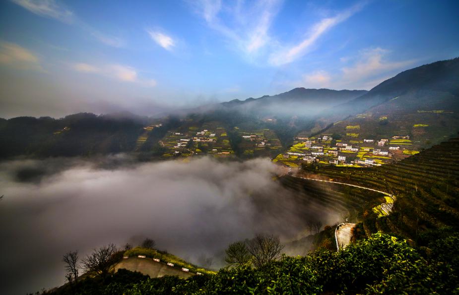 答:歙县值得去的村落太多了,比如"宰相故里"雄村,这个村落曾经出过"