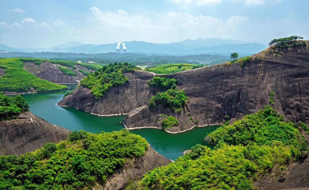 东江湖旅游区位于湖南省郴州市资兴市境内,东江湖纯净浩瀚,景象万千