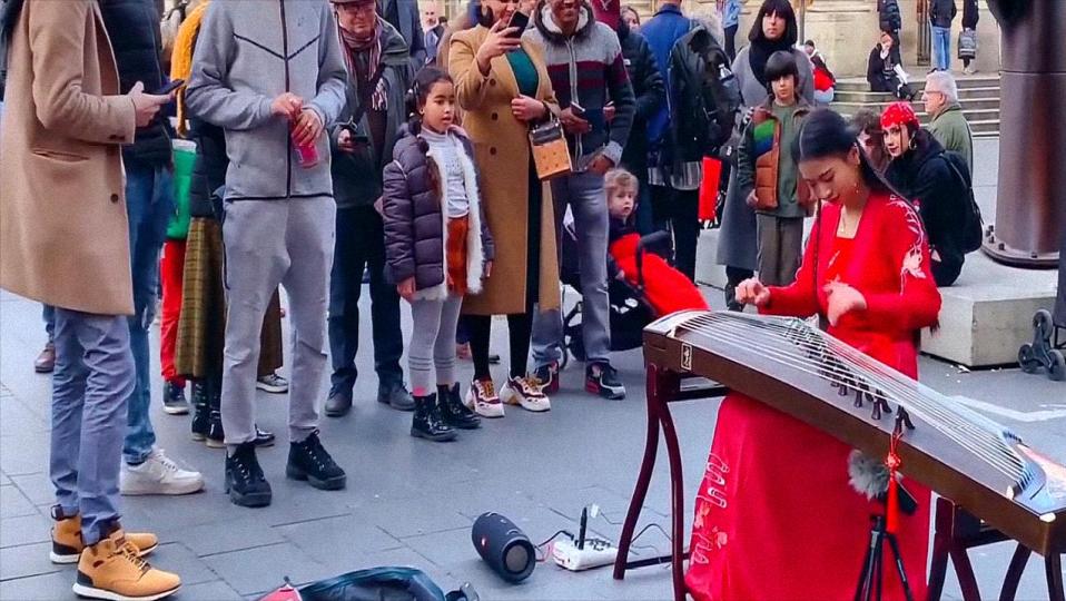 真牛姑娘把古筝弹到法国街头霸气弹奏十面埋伏震惊老外