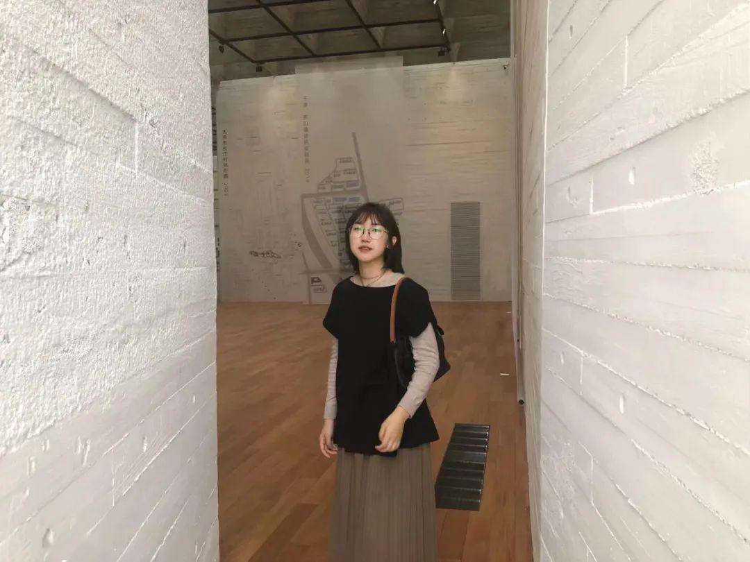 校媒人风采李静雨一电脑一电源一张海报改一天