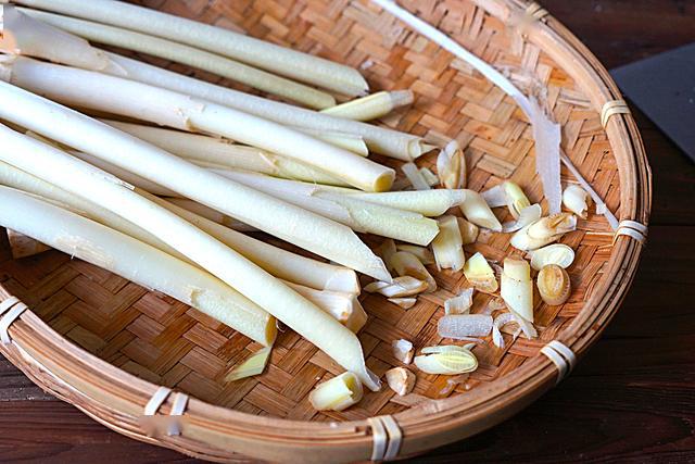 3,再将青椒去籽后洗净切丝,红干椒切成小颗粒备用.