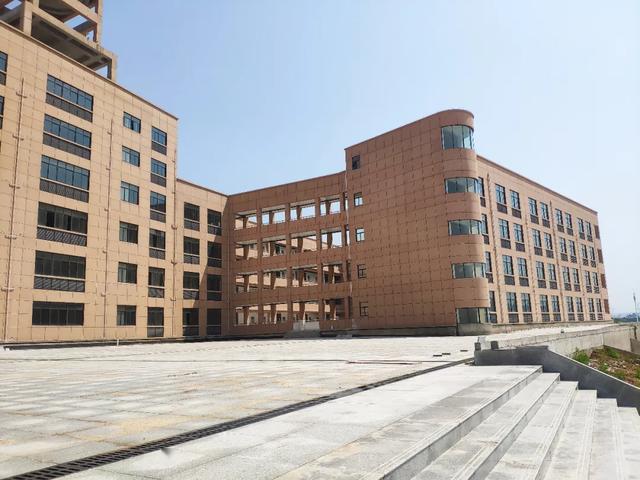 已经全部建设完毕学校主体办公实验楼截止4月16日汉川二中迁建一起来