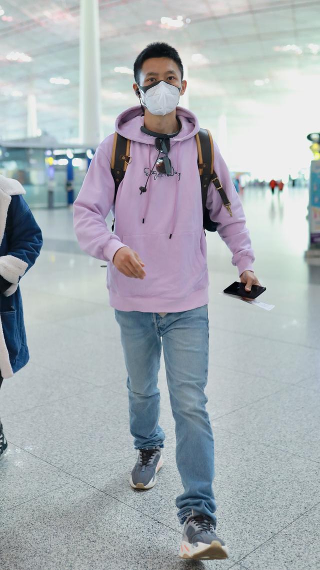 魏晨一袭粉色卫衣搭配牛仔裤现身 黑眼圈显憔悴沧桑感十足