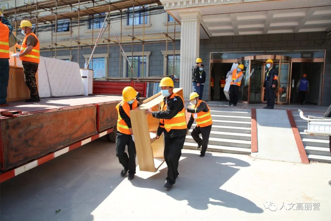 拆除工作启动前,工作人员对每位进入现场的人员进行体温检测,实名信息