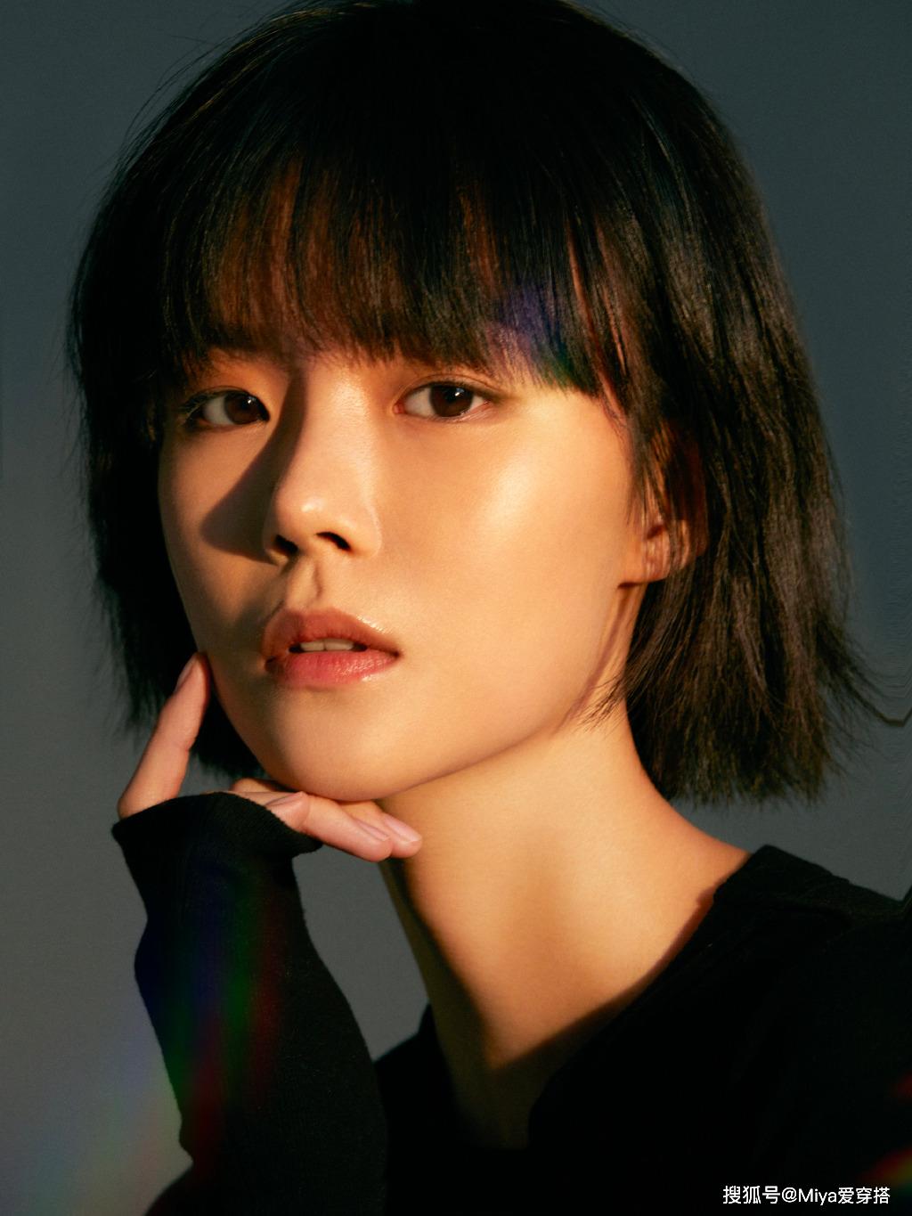 蓝色针织手套时髦难懂古灵精怪张婉清抹胸叠穿无袖西装好瘦小