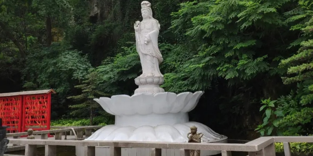普陀别院是军山最有名的景点,供奉观音菩萨,普贤菩萨和文殊菩萨,是由