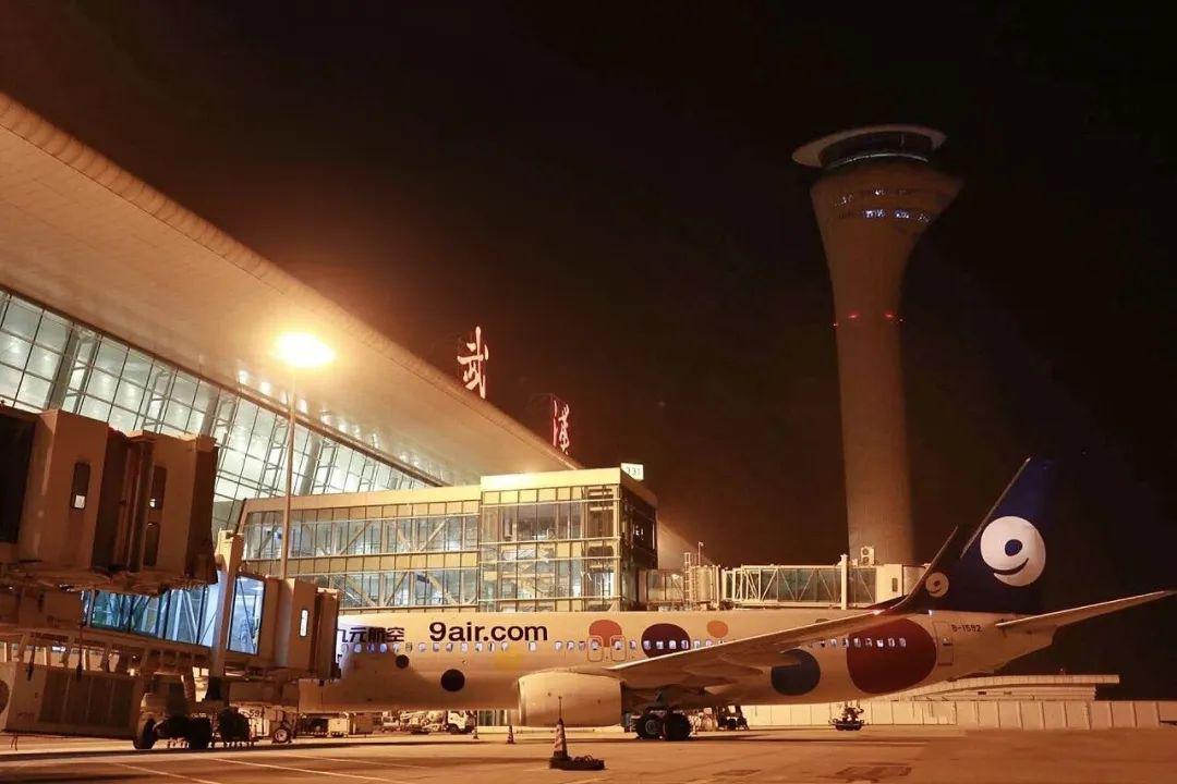 从泰国曼谷飞回的九元航空包机, 成功降落在尚未解封的武汉天河机场