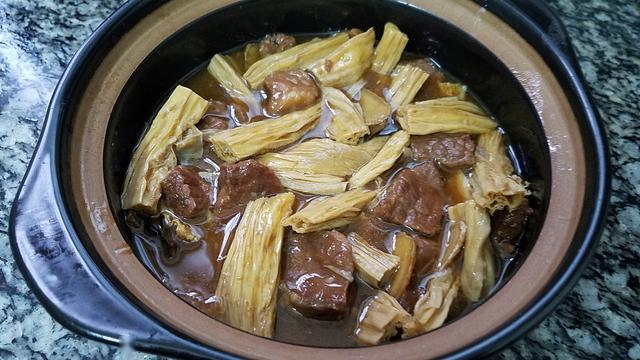 腐竹牛肉煲仔饭图片