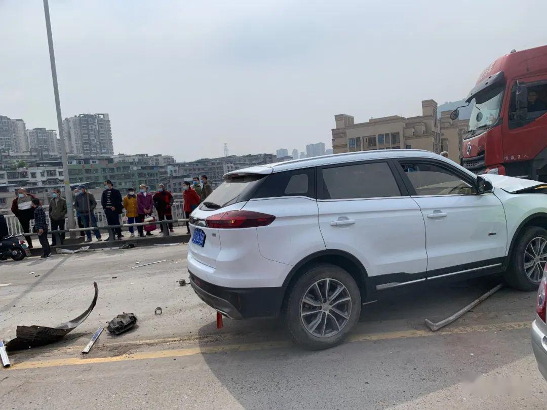 刚刚!万州大桥两车相撞,有人受伤