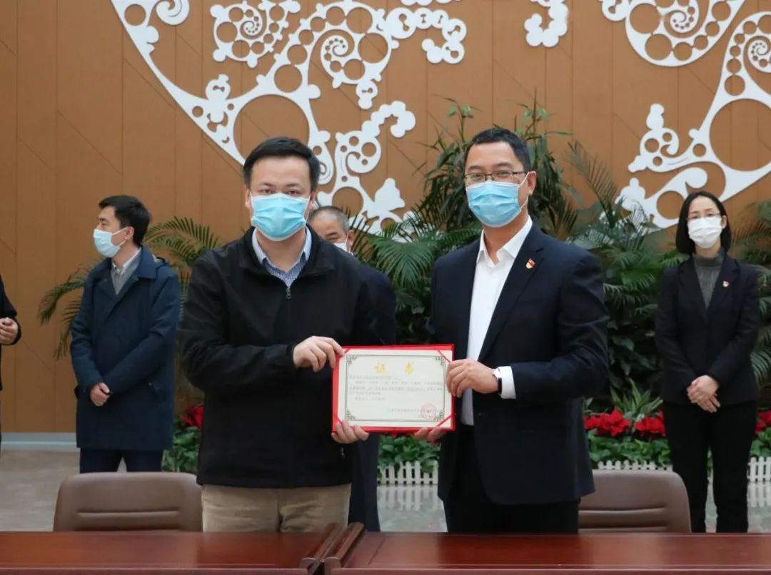 吴正斌分别代表企业向第一学校捐赠了自然科学课程课件《身边的精灵》