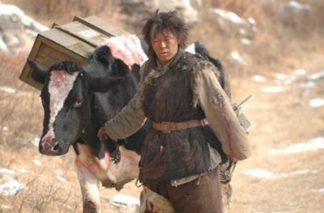 同样是扮演乞丐黄渤破衣烂衫周星驰用手抓饭杨颖这是在干嘛