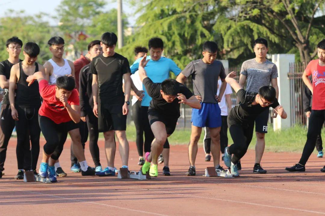 致高三全体体育生夕阳下奔跑的青春
