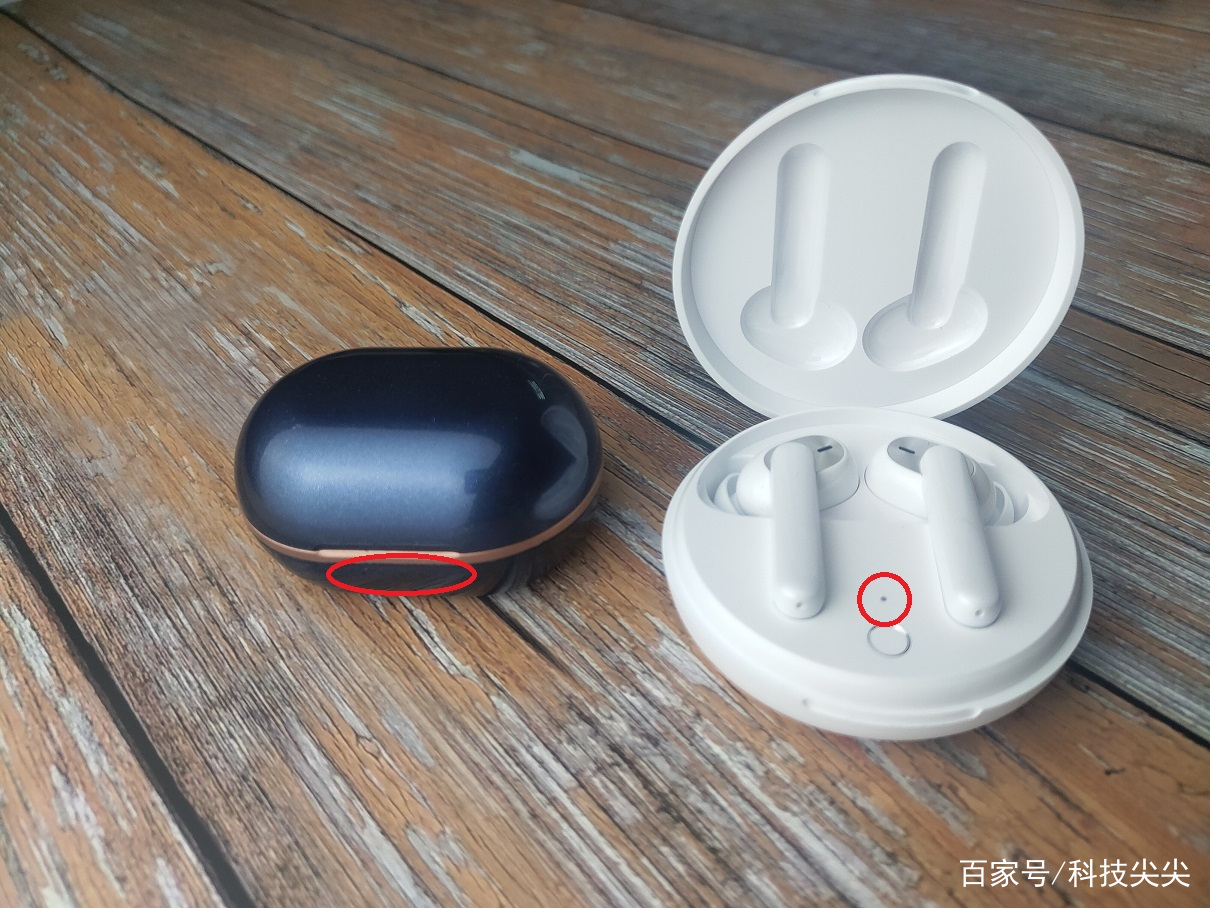 oppo enco w31则仅在内部有一个指示灯,充电的时候会显示橙色