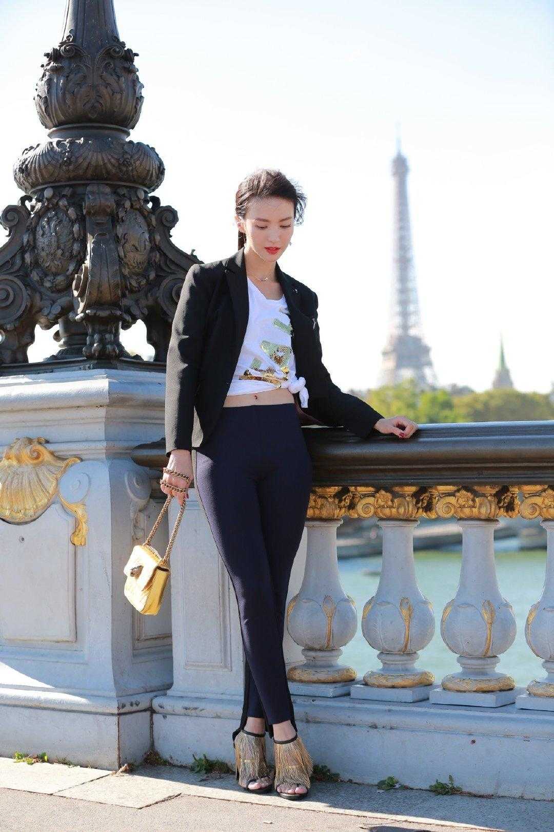 原创金晨身材太好了,黑色西装配白色t恤街拍身材凹凸感十足,太惊艳