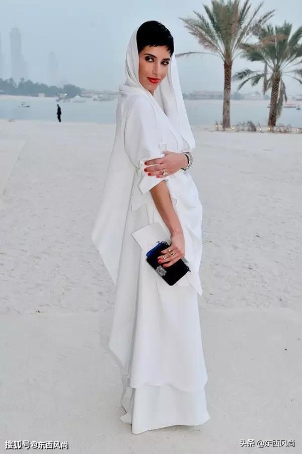时尚王妃阿卜杜勒沙特不穿黑袍不带头巾王妃之一身份高贵大气