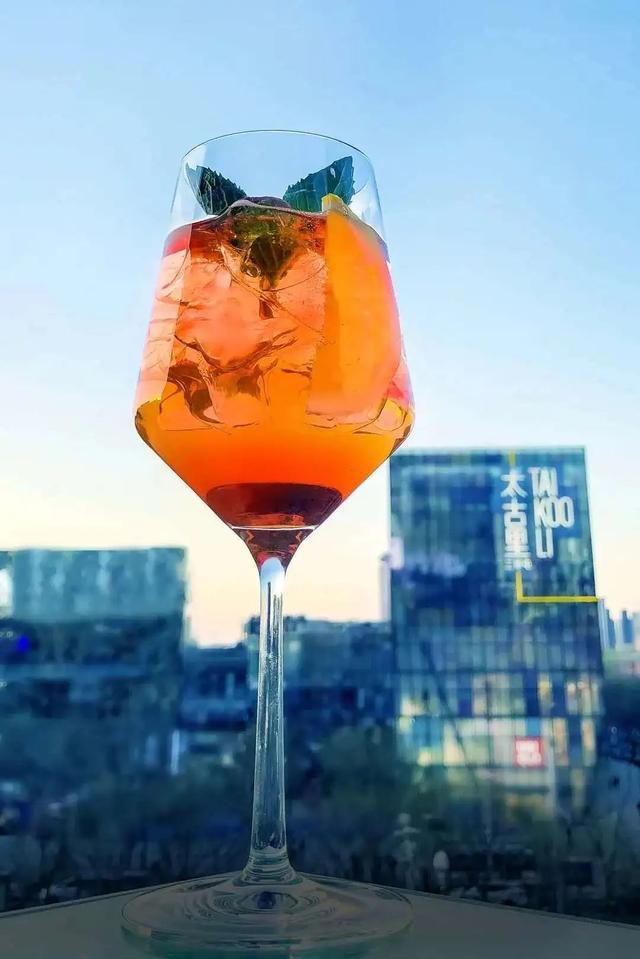 8家酒店露台开放,走进水泥森林里的秘密花园丨寻味_鸡尾酒