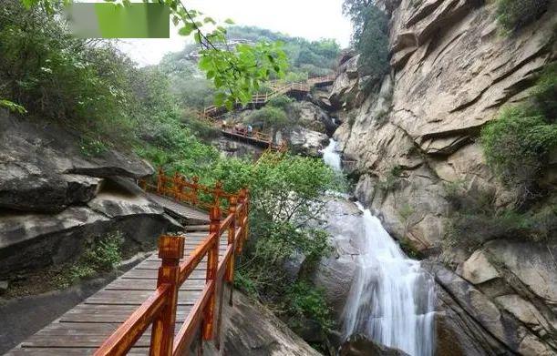 司马台长城 这里是京郊罕见的山水城结合的 旅游度假景区, 不仅夜景