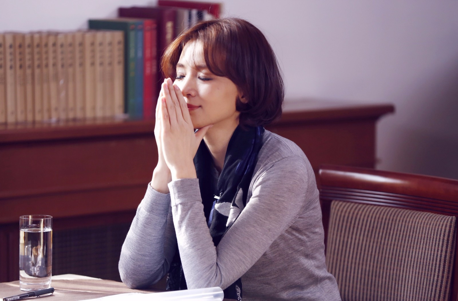 可就在没有主持稿的三十秒里,董卿淡定组织语言,流利而声情并茂地发表