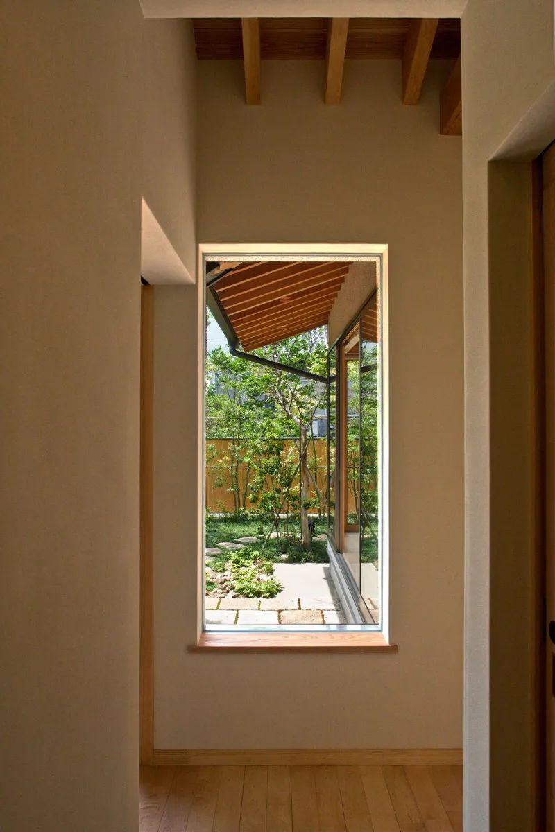 散落的庭院与 丰富的窗户开口相结合,形成了这个住宅 最迷人的风景线.