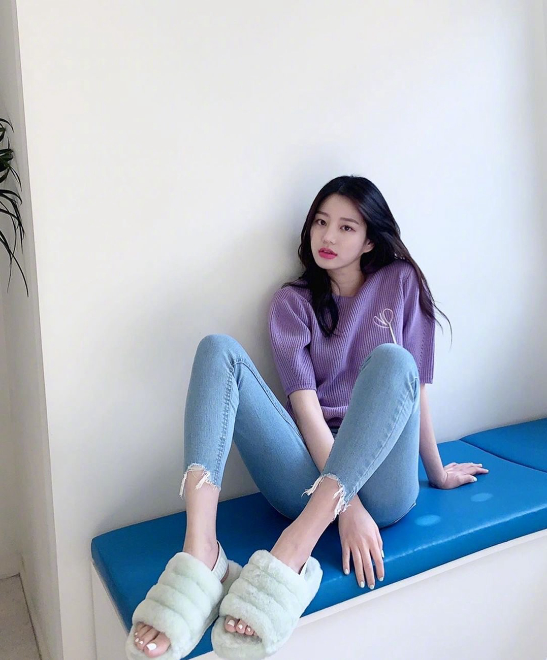 李侑菲晒美照,紫色短毛衣紧身牛仔,完全不像30岁