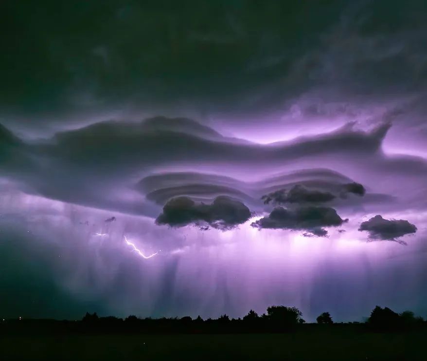 多道红色光飞舞在风暴漩涡上4月22日晚美国天空出现了奇观