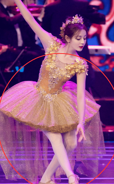 暂且不论迪丽热巴的芭蕾舞功底是否已经交还给老师,单凭她的盛世美颜