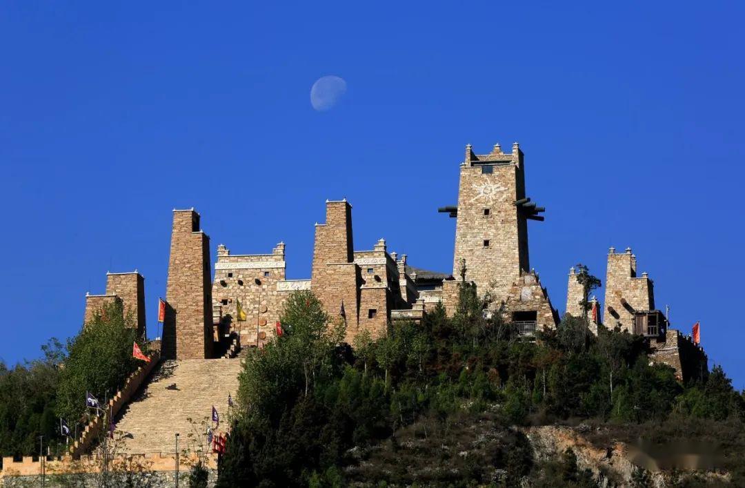 中国古羌城aaaa景区位于茂县凤仪镇,占地3000余亩,主要由中国羌族博物