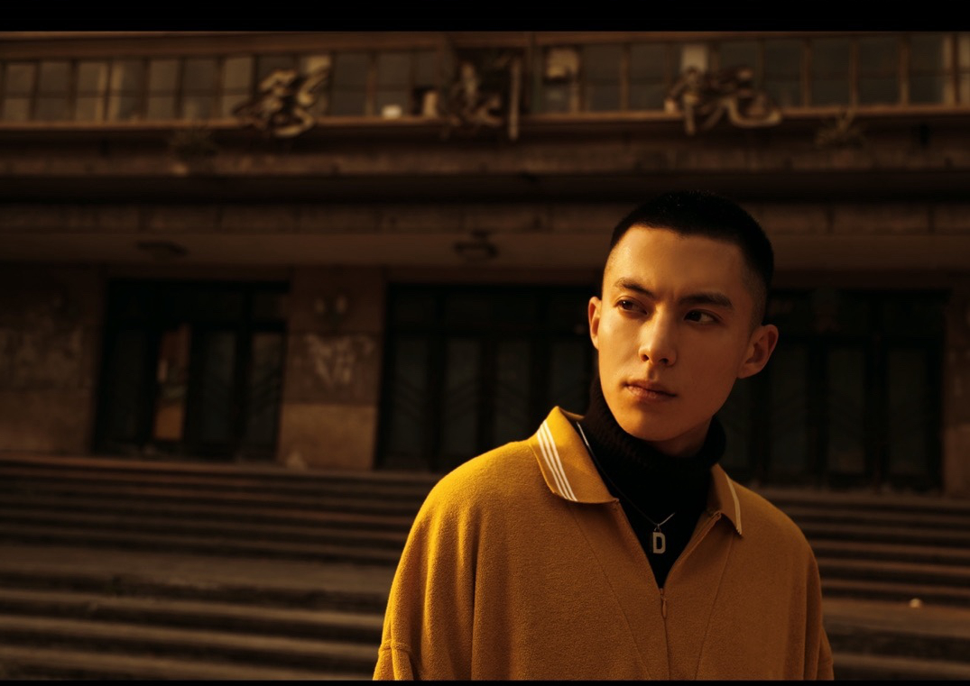 王鹤棣变身情怀王子,复古写真大片上线,温柔帅气