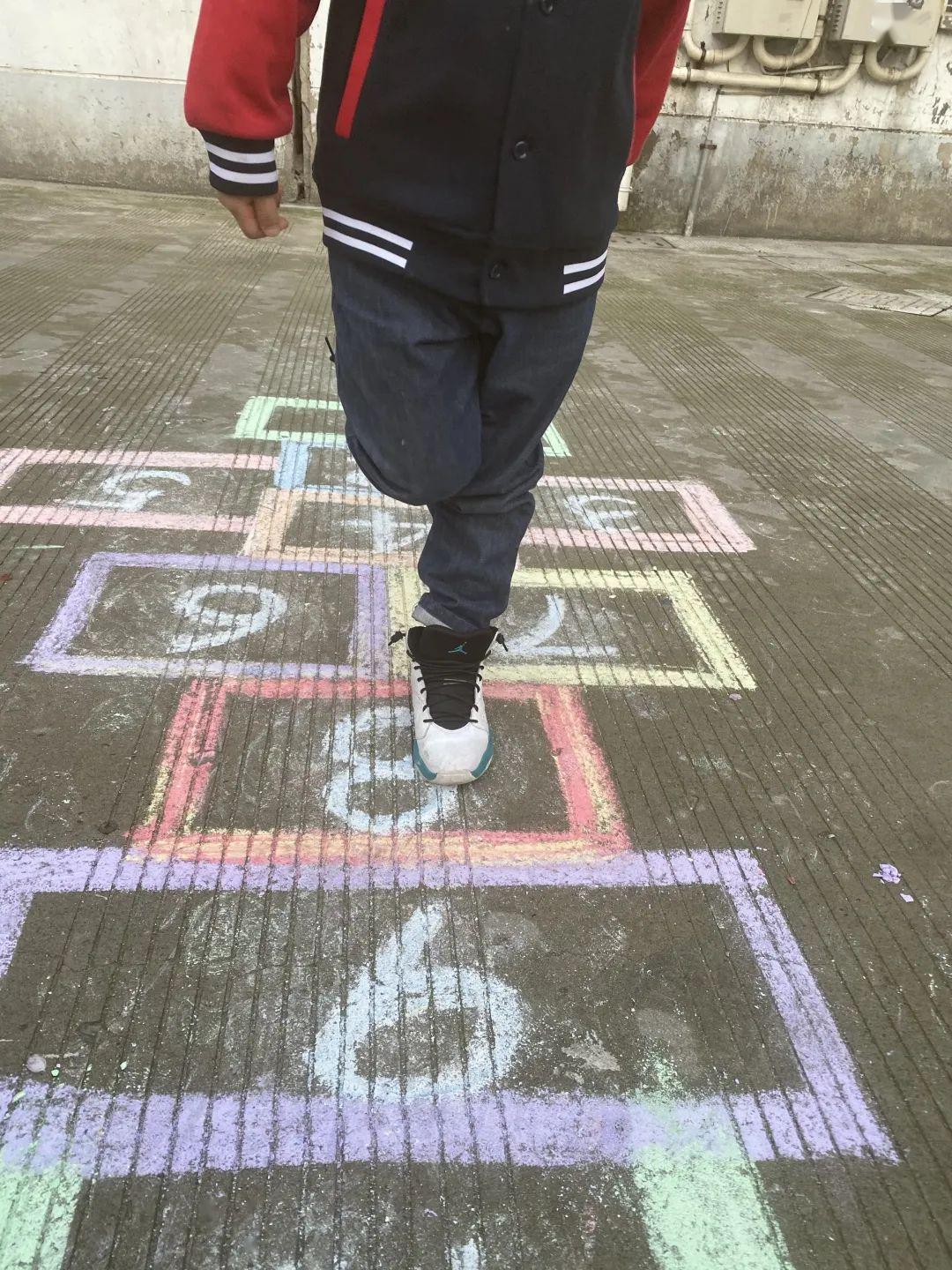 1.双脚并拢按照数字大小跳格子,再跳回来.