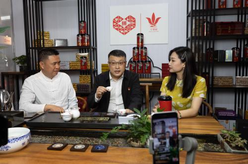 福建安溪代县长化身主播为双铁带货引百万人次围观