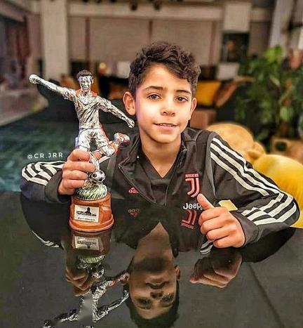 迷你罗对于c罗的模仿,其实不仅停留在球技上,包括发型也是同步的,小小