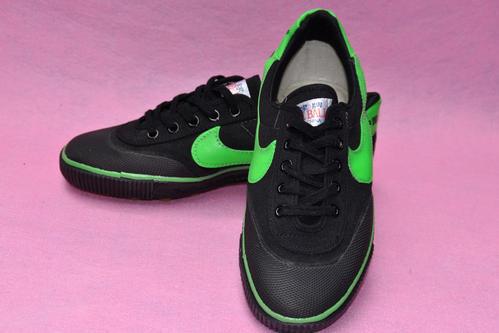 广大80后想必开始踢球时,是没有条件购买专业足球鞋的,所以我们可爱的