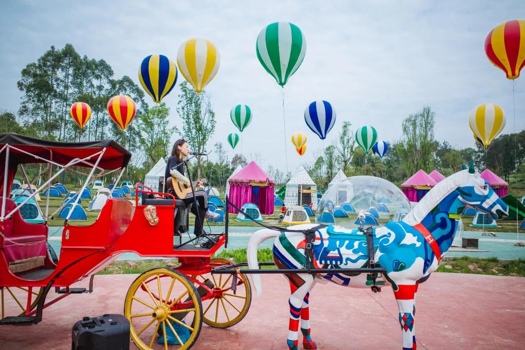 幸运的话你还会偶遇马车上的浅吟低唱9578牧歌音乐广场,也是浪漫