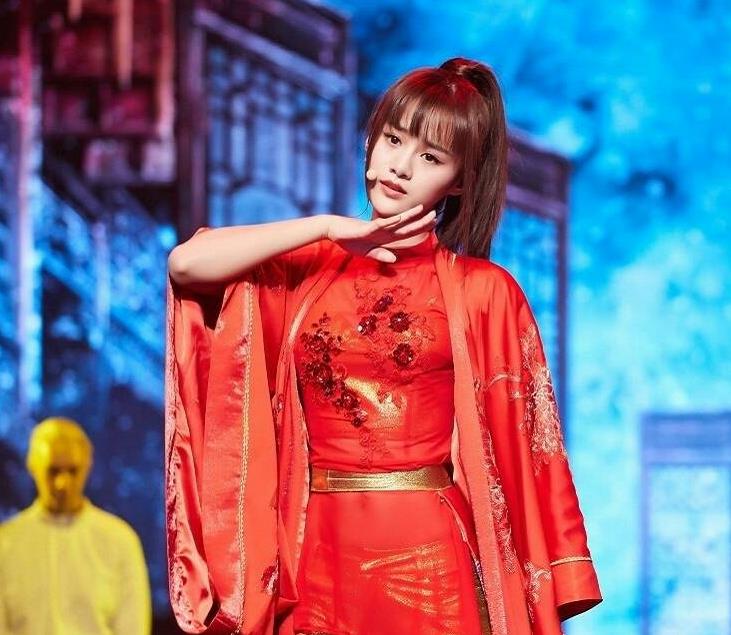 原创安悦溪太拼了穿2cm短裤红衣热舞转身提胯那刻美呆了