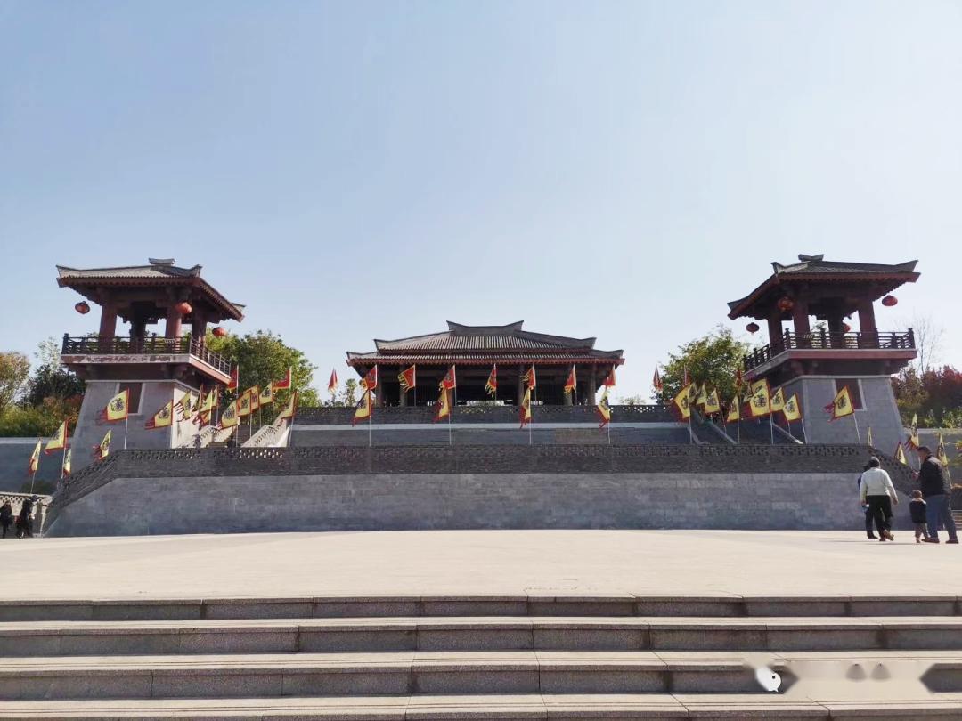 点将台是韩信点将练兵之处点将台稻草人打卡也是游客打卡拍照的网红之