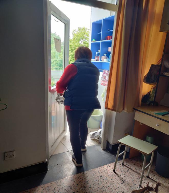 暖心服务来自宿管阿姨的关爱