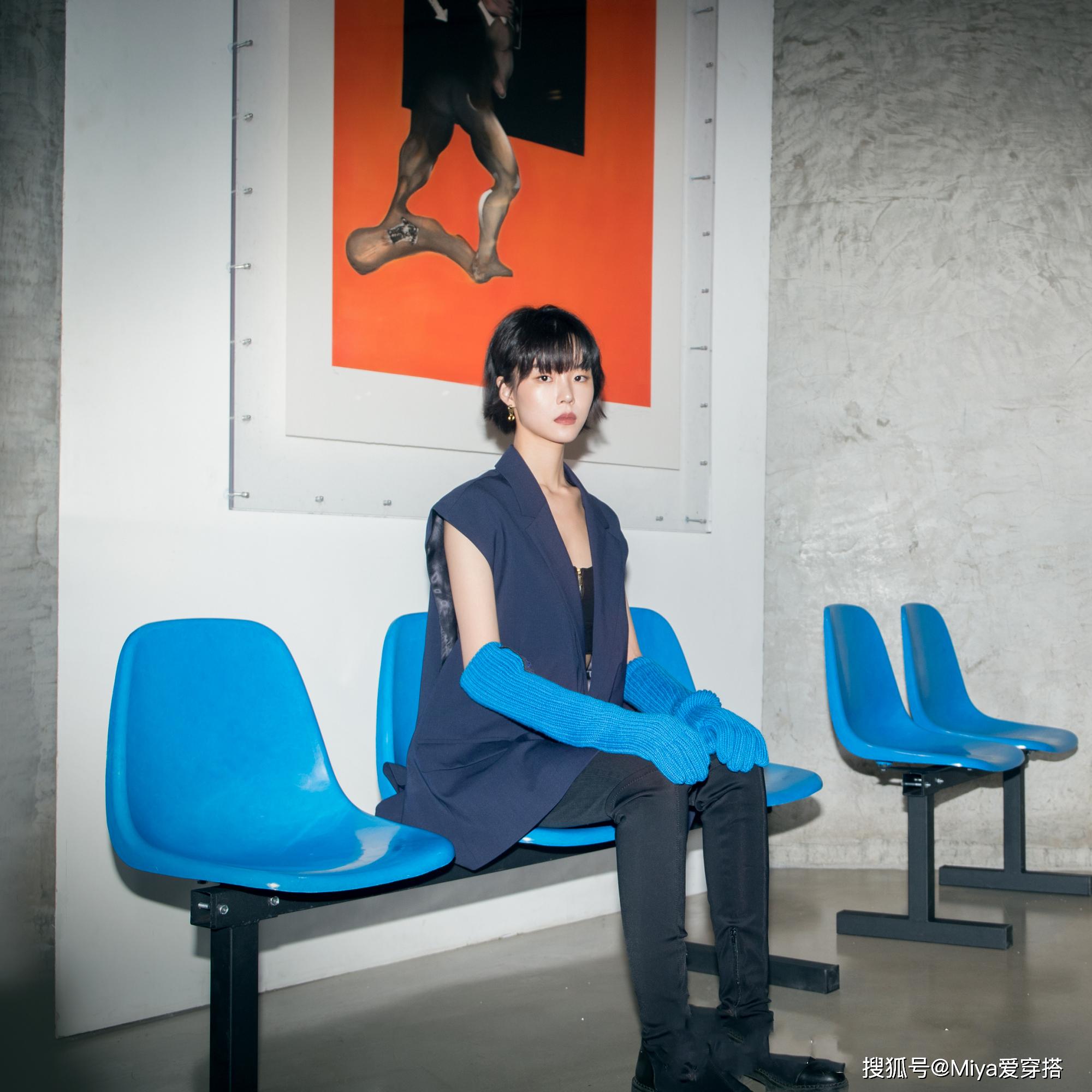 蓝色针织手套时髦难懂古灵精怪张婉清抹胸叠穿无袖西装好瘦小