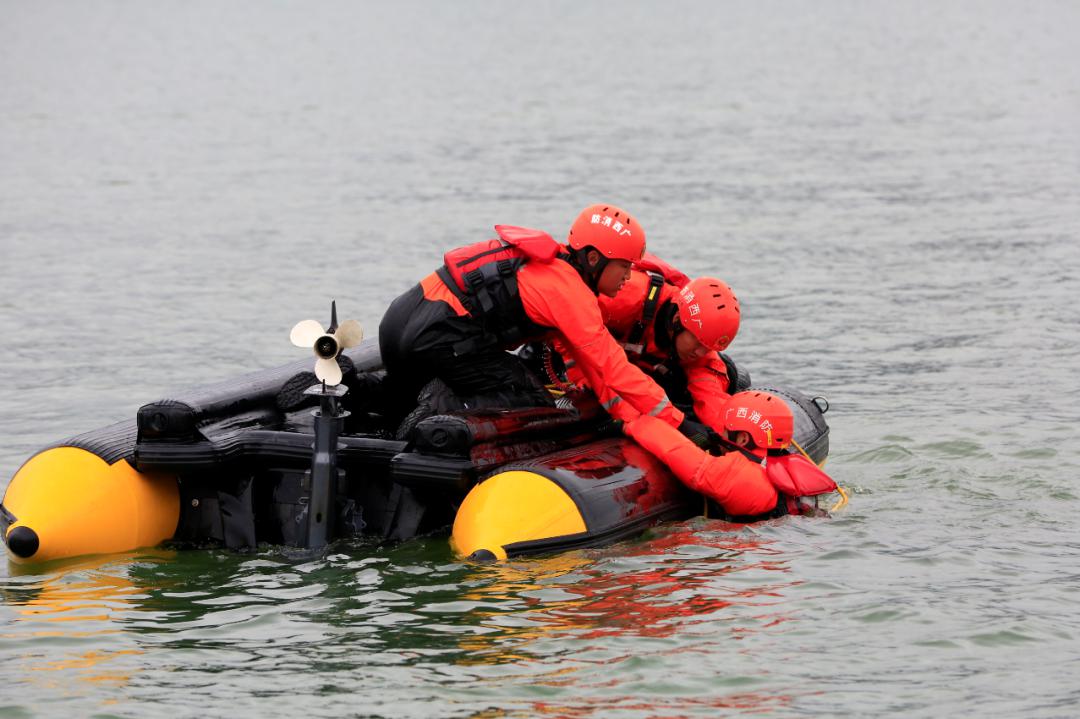 燃水上遥控机器人无人机一起看广西蓝朋友水上救援演练