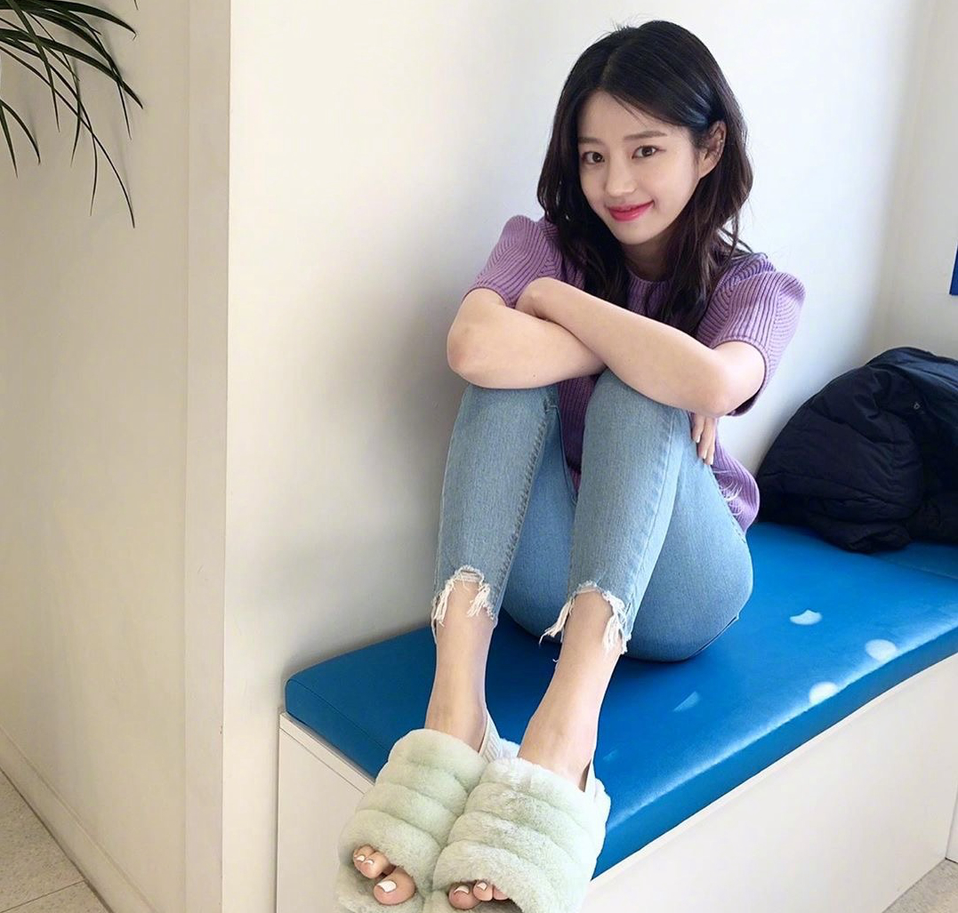 李侑菲晒美照,紫色短毛衣紧身牛仔,完全不像30岁