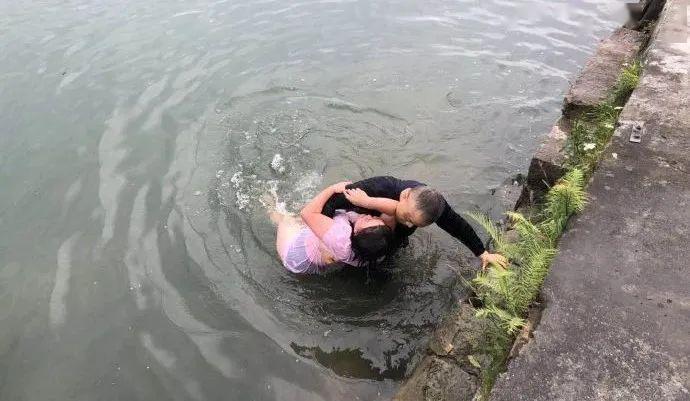 女子跳河轻生老党员民警跳水救人