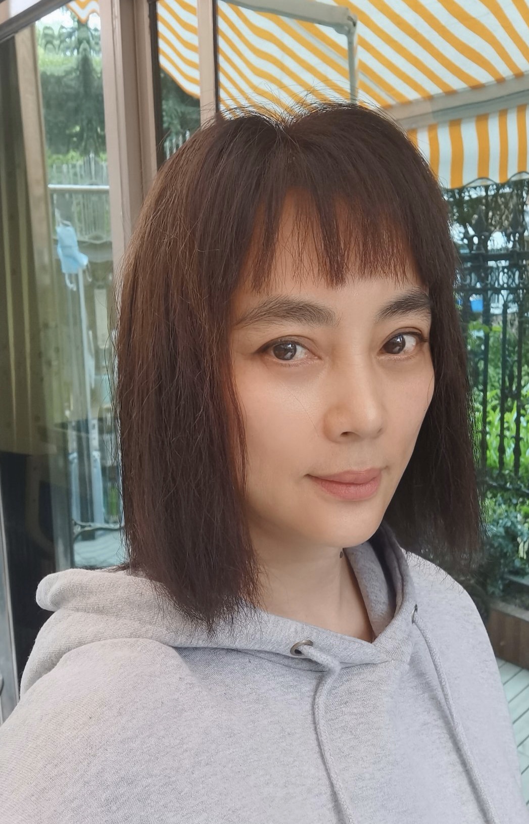 57岁李玲玉晒照自拍近照没皱纹日常出街有气质不愧大众女神