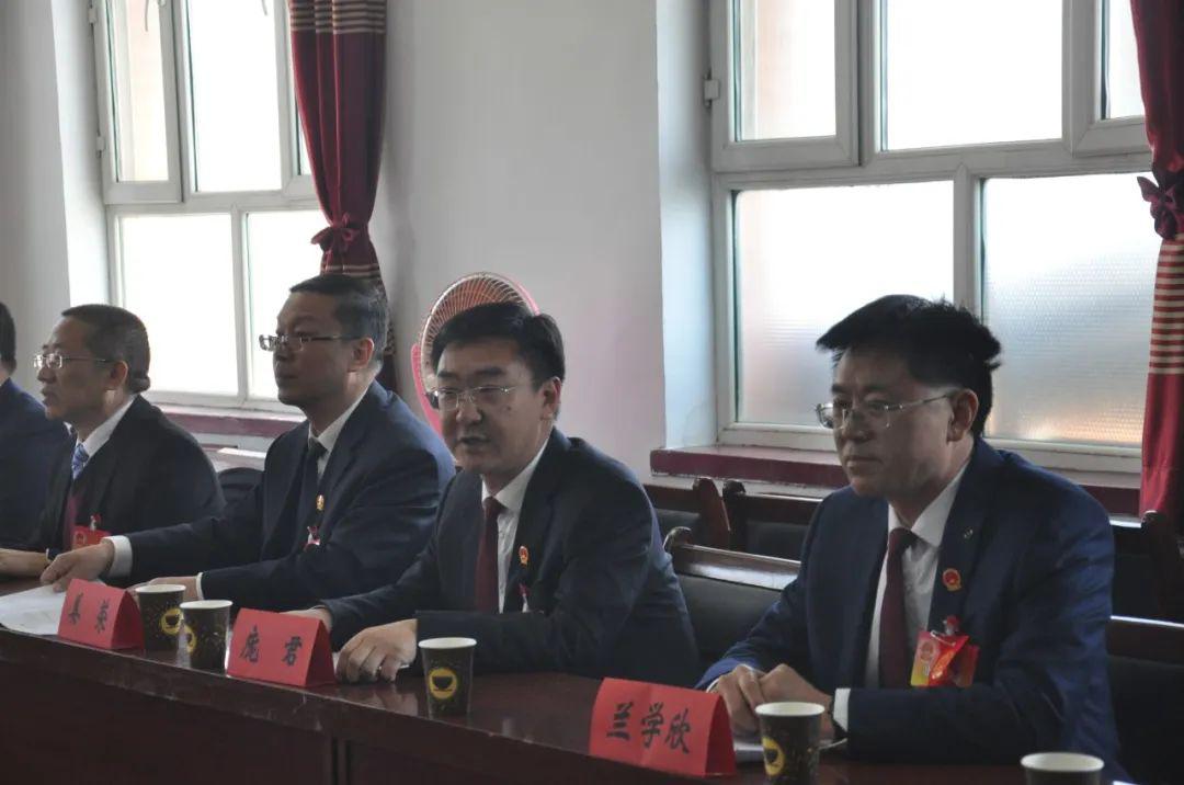 两会庞君姜荣参加县十七届人大五次会议分组讨论